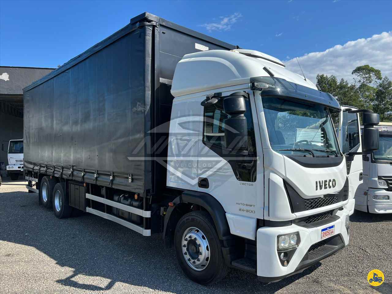 CAMINHAO IVECO TECTOR 24 300 Baú Sider Truck 6x2 Natyva Caminhões ORLEANS SANTA CATARINA SC